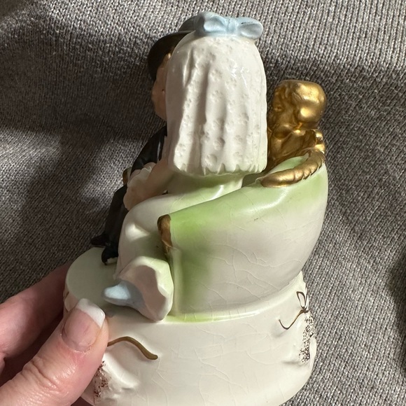 Vintage Japan Kissing Bride and Groom music box - Picture 2 of 7